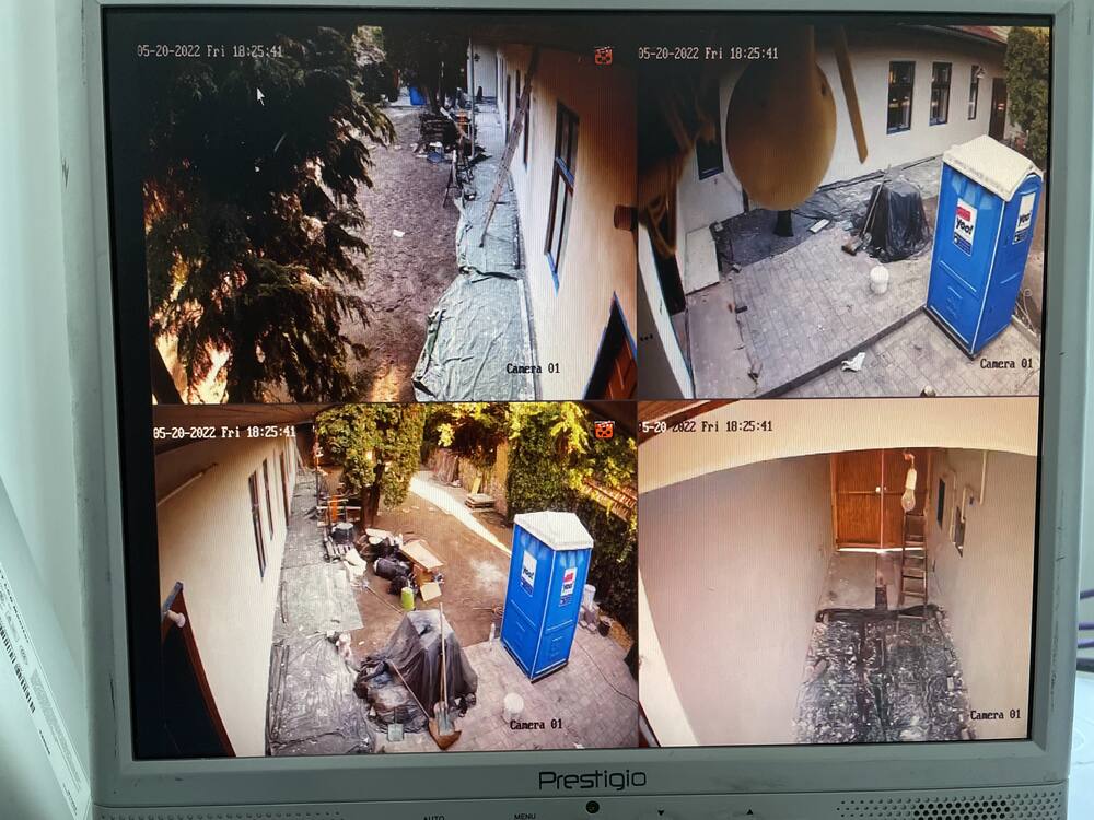 Kamerarendszer monitora négy kamera élőképével